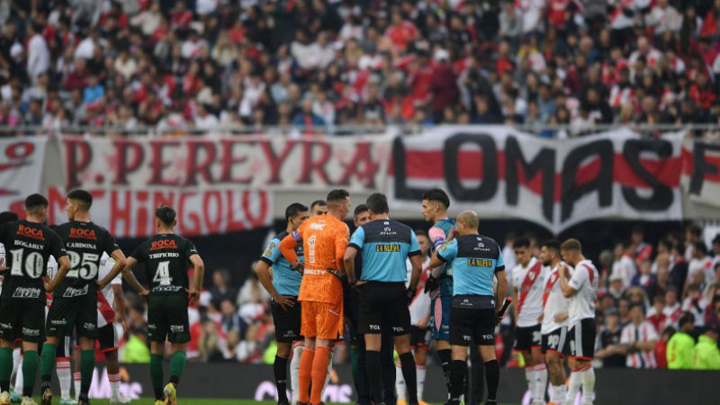 Se suspendió el partido entre River y Defensa por la muerte de un
